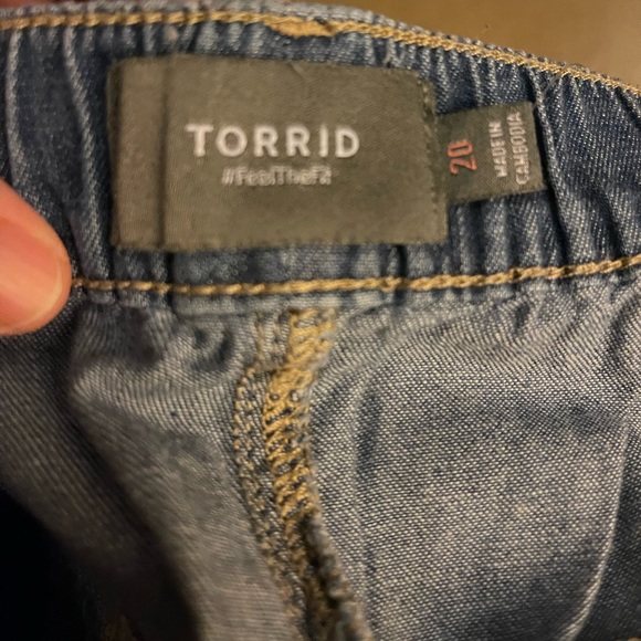 NWT torrid size 20 3.5 Inch Relaxed Utility Lightweight Mid Rise denim Shorts - Picture 6 of 6